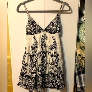 PRETTY FLOWY BLACK & WHITE SUNDRESS - SZ SMALL - EUC